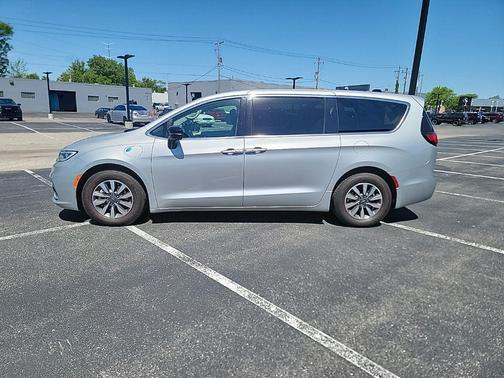 Silver Mist Clearcoat 2024 Chrysler Pacifica Hybrid Select