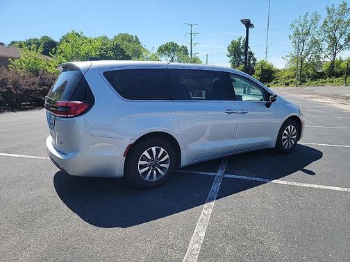 Silver Mist Clearcoat 2024 Chrysler Pacifica Hybrid Select