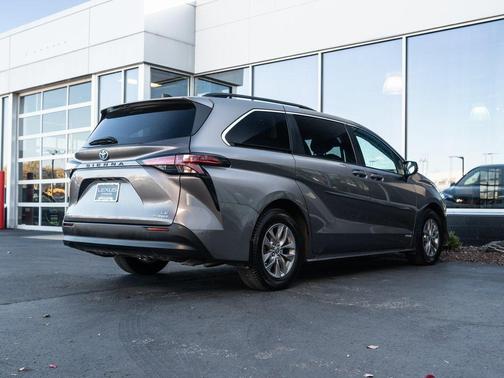 2021 Toyota Sienna LE