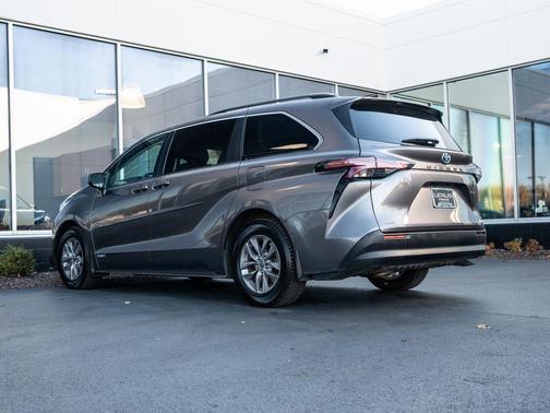2021 Toyota Sienna LE