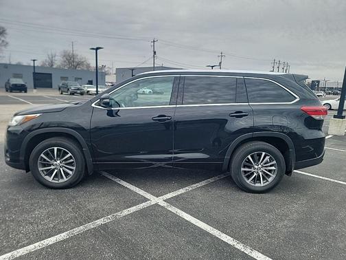 Midnight Black Metallic 2017 Toyota Highlander XLE