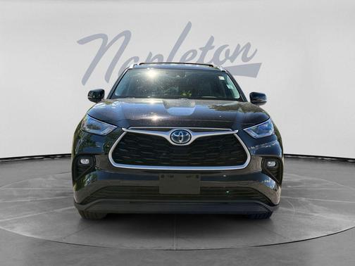 Midnight Black Metallic 2021 Toyota Highlander Hybrid XLE