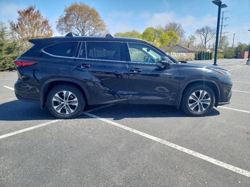 Midnight Black Metallic 2021 Toyota Highlander Hybrid XLE