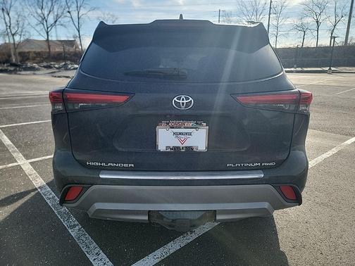 Midnight Black Metallic 2021 Toyota Highlander Platinum