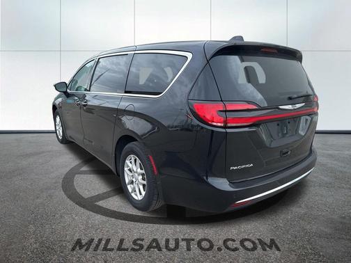 Diamond Black Crystal Pearlcoat 2025 Chrysler Pacifica L