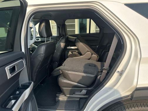 Star White Metallic Tri-Coat 2024 Ford Explorer XLT