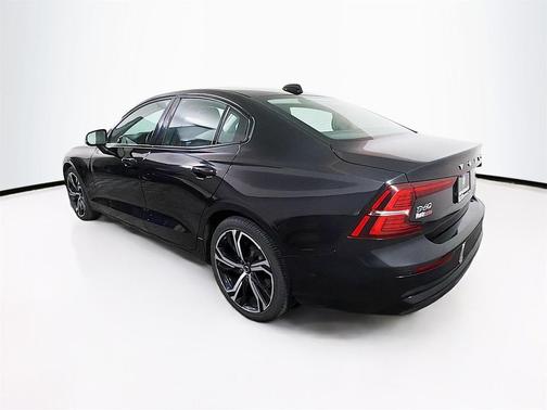 2024 Volvo S60 B5 Plus Dark Theme