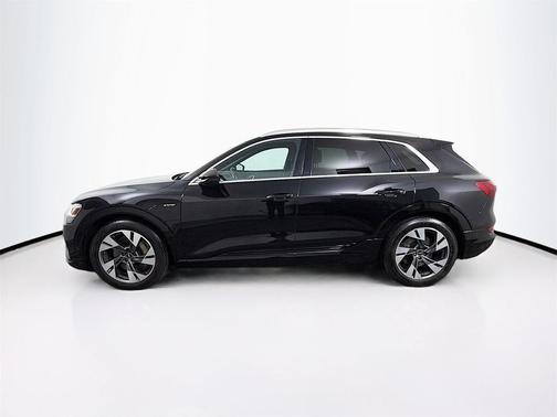 2022 Audi e-tron Premium Plus