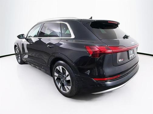 2022 Audi e-tron Premium Plus