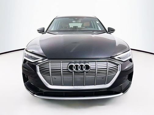 2022 Audi e-tron Premium Plus