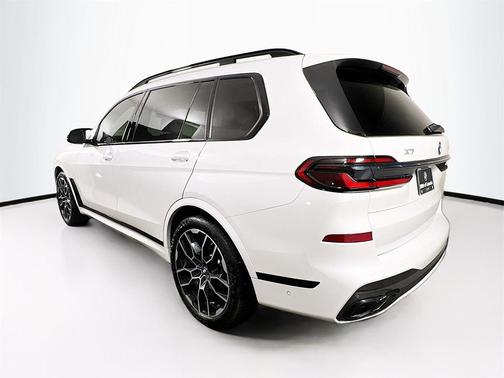 2025 BMW X7 M60i