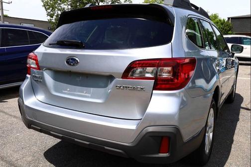 Ice Silver Metallic 2018 Subaru Outback 2.5i Premium