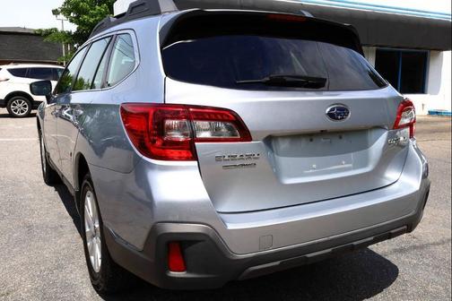 Ice Silver Metallic 2018 Subaru Outback 2.5i Premium