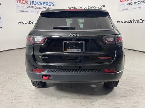 Diamond Black Crystal Pearlcoat 2022 Jeep Compass Trailhawk