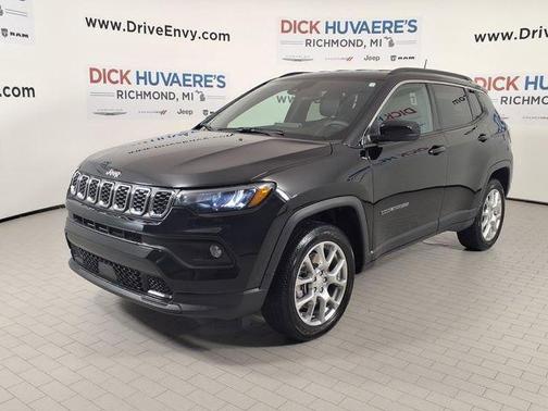 Diamond Black Crystal Pearlcoat 2024 Jeep Compass Latitude Lux