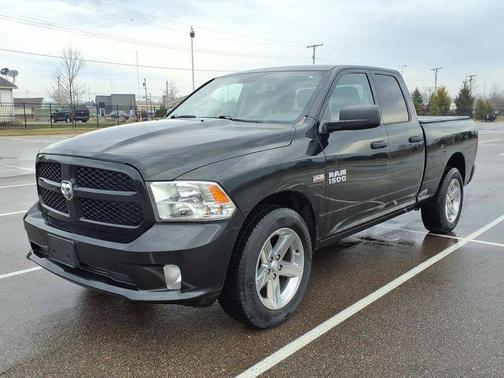 Brilliant Black Crystal Pearlcoat 2017 RAM 1500 Express