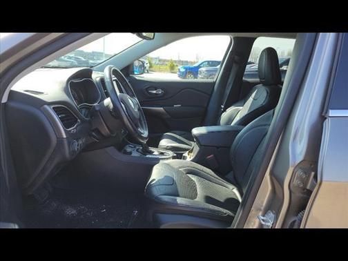 Photo 5 of 6 of 2020 Jeep Cherokee Limited