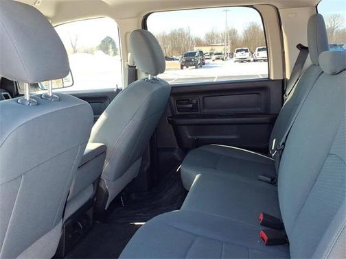 2017 RAM 3500 Tradesman Crew Cab 4x4 6'4' Box