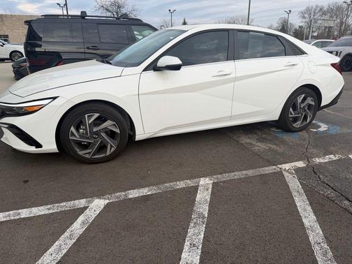 2025 Hyundai ELANTRA Limited