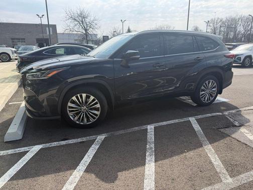 Midnight Black Metallic 2020 Toyota Highlander Platinum