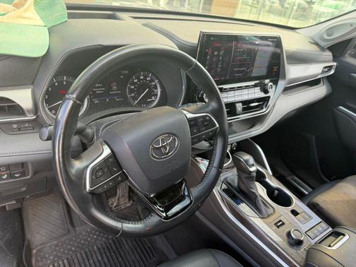 Midnight Black Metallic 2020 Toyota Highlander Platinum