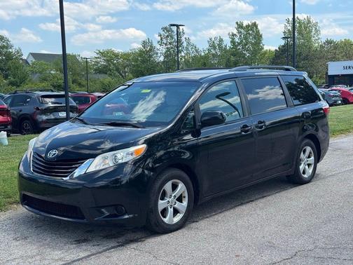 Midnight Black Metallic 2016 Toyota Sienna LE