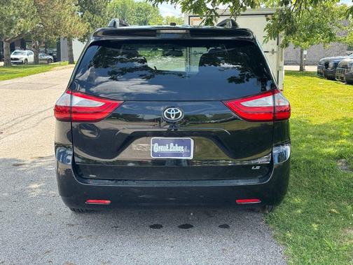 Midnight Black Metallic 2016 Toyota Sienna LE