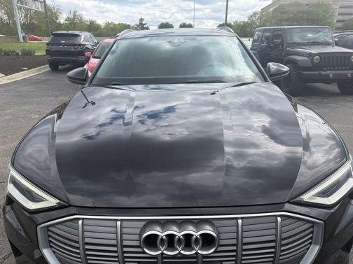 Mythos Black Metallic 2022 Audi e-tron Premium Plus