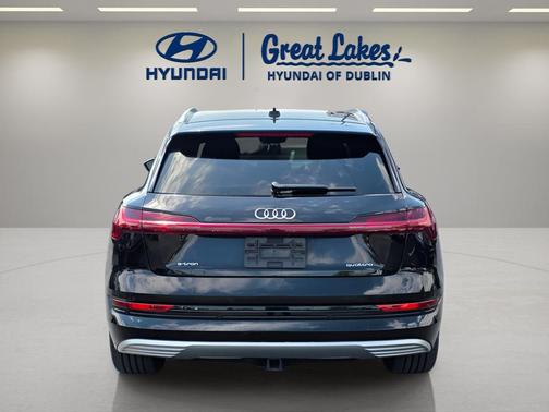 Mythos Black Metallic 2022 Audi e-tron Premium Plus