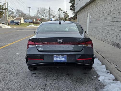 2025 Hyundai ELANTRA SE