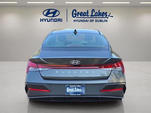 2025 Hyundai ELANTRA SE