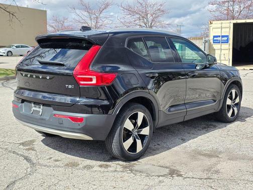 2020 Volvo XC40 T5 Momentum