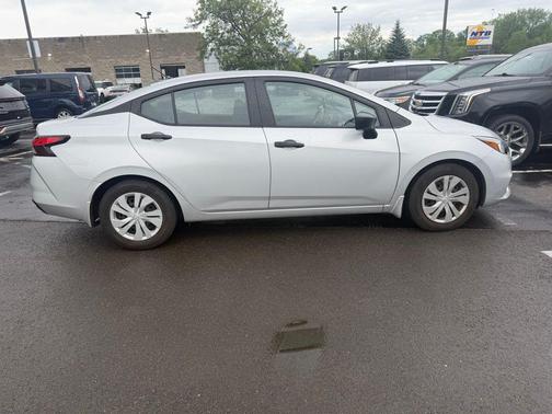 Brilliant Silver Metallic 2020 Nissan Versa 1.6 S