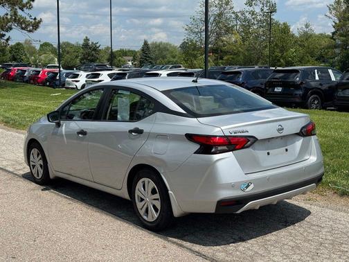 Brilliant Silver Metallic 2020 Nissan Versa 1.6 S