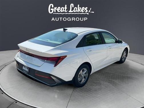 2024 Hyundai ELANTRA SE