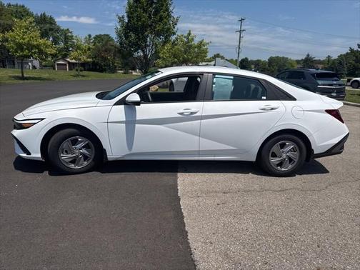 2024 Hyundai ELANTRA SE