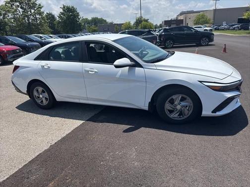 2024 Hyundai ELANTRA SE