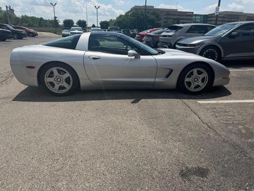 Sebring Silver Metallic 1998 Chevrolet Corvette Base