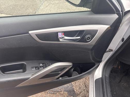 2016 Hyundai Veloster Base