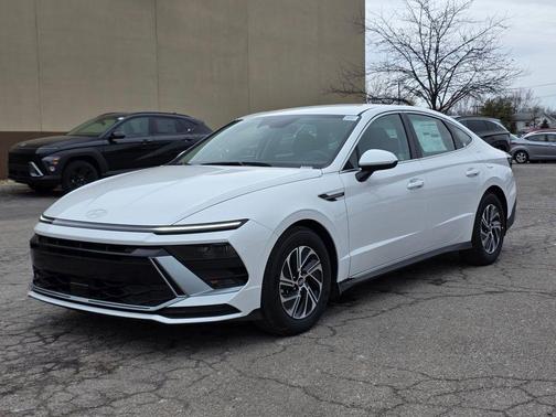 2026 Hyundai SONATA Hybrid Base