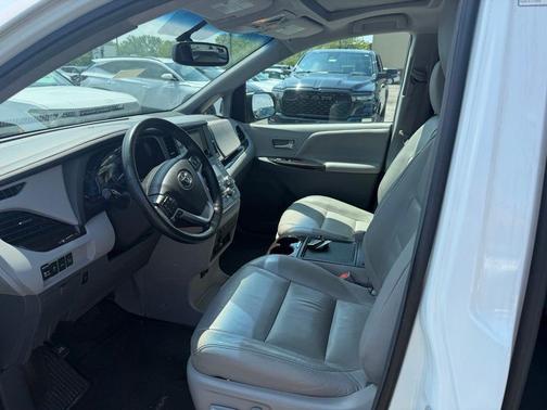 Blizzard Pearl 2017 Toyota Sienna XLE