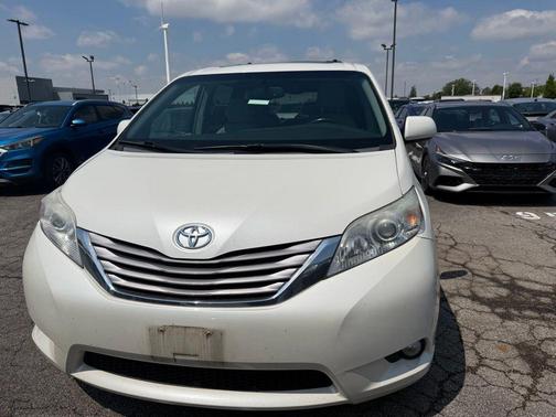 Blizzard Pearl 2017 Toyota Sienna XLE