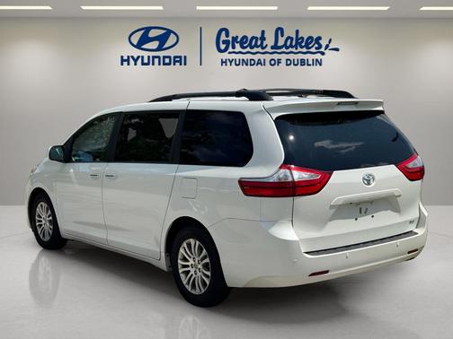 Blizzard Pearl 2017 Toyota Sienna XLE