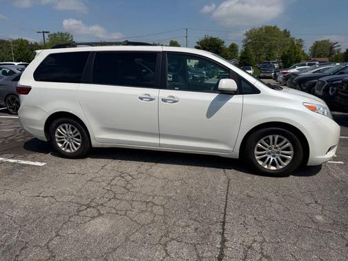 Blizzard Pearl 2017 Toyota Sienna XLE