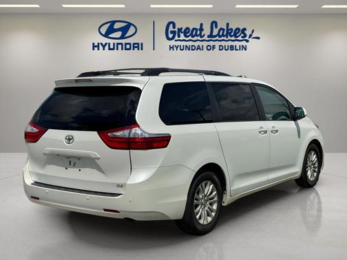 Blizzard Pearl 2017 Toyota Sienna XLE