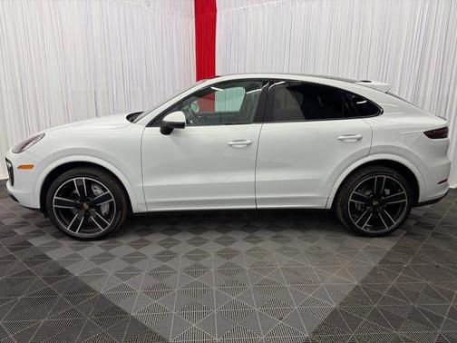 Carrara White Metallic 2022 Porsche Cayenne Platinum Edition