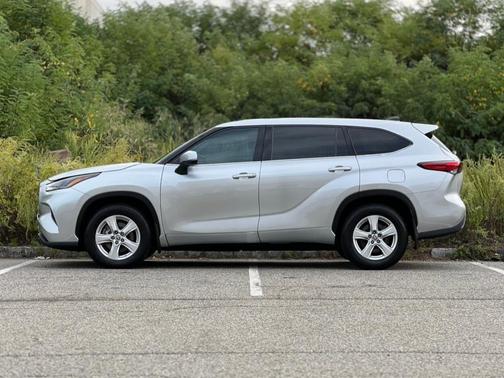2022 Toyota Highlander LE