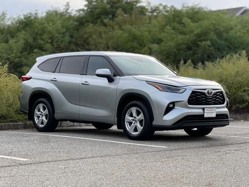 2022 Toyota Highlander LE