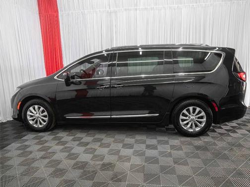 Brilliant Black Crystal Pearlcoat 2018 Chrysler Pacifica Touring-L
