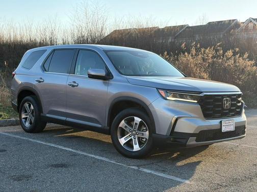 Lunar Silver Metallic 2023 Honda Pilot AWD EX-L 8 Passenger